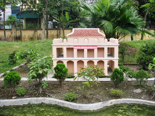 The model of Rong (Dragon) House where patriotic youth Nguyen Tat Thanh left the country on June 5th, 1911, seeking ways for national liberation.