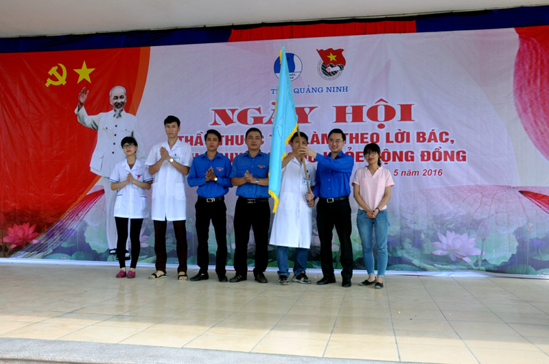 Leaders of the Quang Ninh provincial Ho Chi Minh Communist Youth Union presents a flag of order to young medical staff from HITEC Eye Hospital.