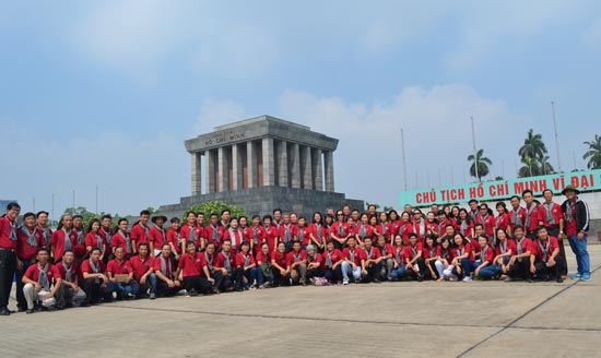 The delegation takes photograph in front of President Ho Chi Minh Mausoleum.