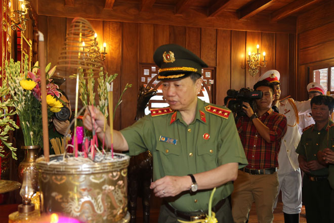 Senior Lieutenant-general, Politburo member and Minister of Public Security To Lam
            offered incense to President Ho Chi Minh (Source: cand.com.vn)