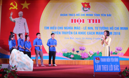At the contest, the teams showed their understandings about basic knowledge on Marxism - Leninism and Ho Chi Minh thought, Directive 42-CT/TW by the Secretariat of the Central Committee of the Communist Party of Vietnam on “strengthening the leadership of the Party for revolutionary ideal, moral and cultural lifestyle education for younger generation in the period of 2015 - 2030", Directive 05-CT/TW by the Politburo on strengthening studying and following the thought, morality and style of Ho Chi Minh; building model value of Vietnamese in the new period; basic knowledge on six political theoretical lessons for youth union members.