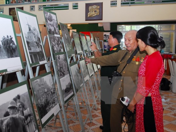 Photojournalist Nguyen Minh Loc introduced his photos at the exhibition (Source: VNA)