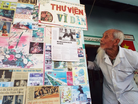 Mr. That passionately collects documents and images about Uncle Ho despite his old age. (Photo: dantri.com.vn)