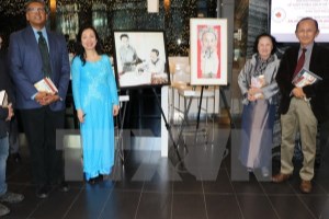 Paintings and books about President Ho Chi Minh introduced in Canada