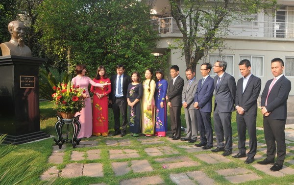 Staffs of the Vietnamese Embassy and representative agencies in Mexico
            offered flowers to Uncle Ho (Photo: VNA)