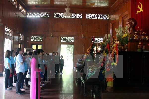 The delegation offered incense and flowers to Uncle Ho (Photo: VNA)
