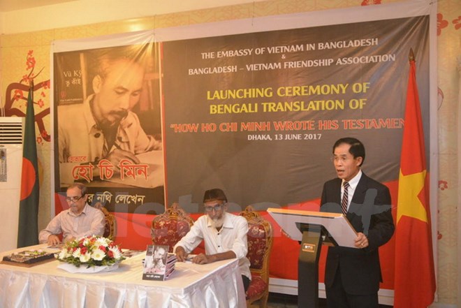 Ambassador Tran Van Khoa speaking at the event
            (Photo: Vietnamese Embassy in Bangladesh)
