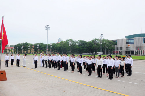 The delegation at the Ba Dinh Square (Photo: bqllang.gov.vn)