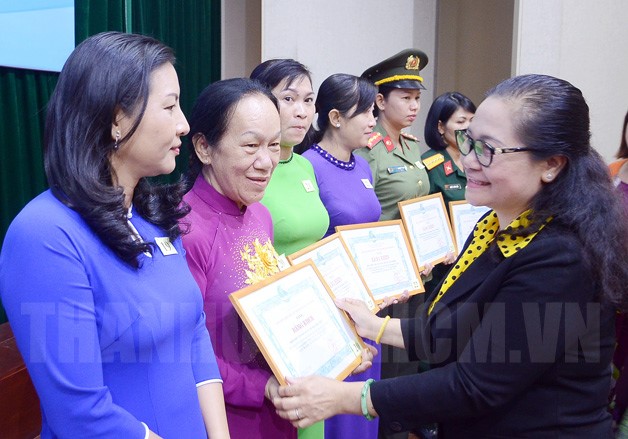 Head of the Ho Chi Minh city Party Committee Commission on Popularization and Education Nguyen Thi Le awards outstanding collectives of the city Women’s Union. (Photo: hcmcpv.org.vn)