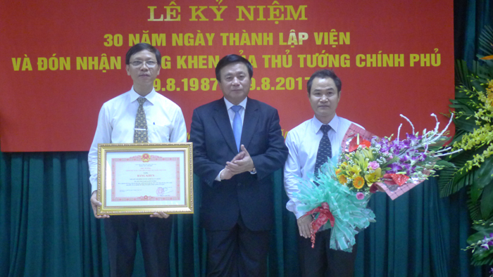 Prof. Dr. Nguyen Xuan Thang presents Prime Minister’s certificate of merit to the Institute of Ho Chi Minh and Party leaders. (Photo: CPV)