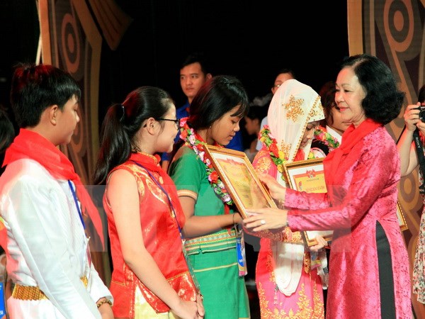 Ms Mai presents scholarships to representatives. (Photo: VNA)