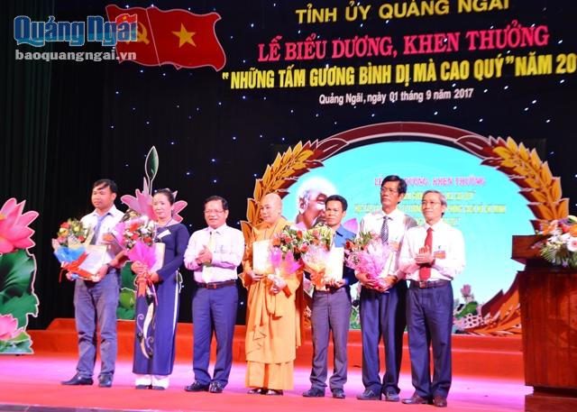 Outstanding collectives and individuals at the ceremony (Photo: baoquangngai.vn)