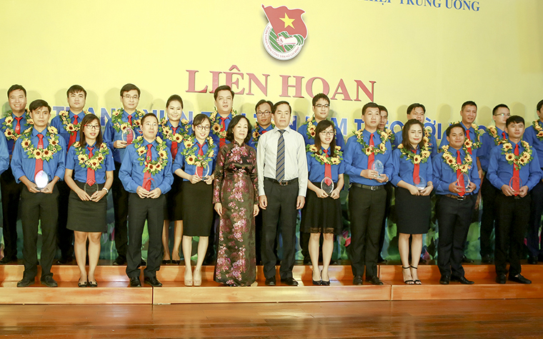 Truong Thi Mai, Politburo member, Secretary of the Party Central Committee (PCC) and Head of the PCC Commission on Mass Mobilization; and Pham Viet Thanh, Secretary of the Central Enterprises Bloc Party Committee, award outstanding young followers of Uncle Ho’s example. (Photo: CPV)