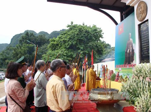 Incense burning ceremony before casting the copper statute of President Ho Chi Minh (Photo: VNA)