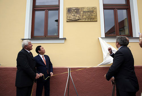 Deputy Prime Minister Vuong Dinh Hue inaugurates the copper plate commemorating President Ho Chi Minh in Horne Saliby town, Slovakia. (Photo: VGP)