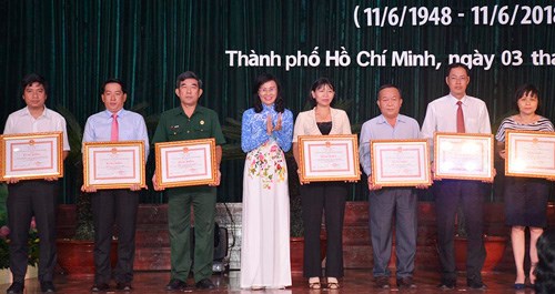 Ho Chi Minh city leader awards collectives and individuals who make excellent achievements in emulation work. (Photo: PANO)