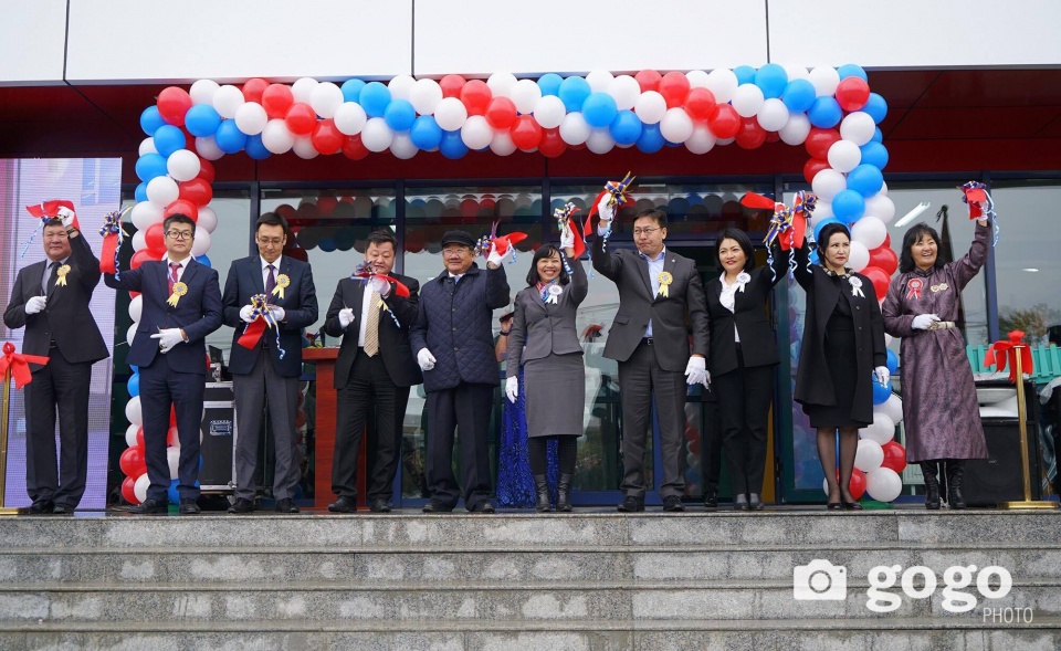Ambassador Doan Thi Huong (sixth from left) at the event
            (Photo: Vietnamese Embassy in Mongolia)