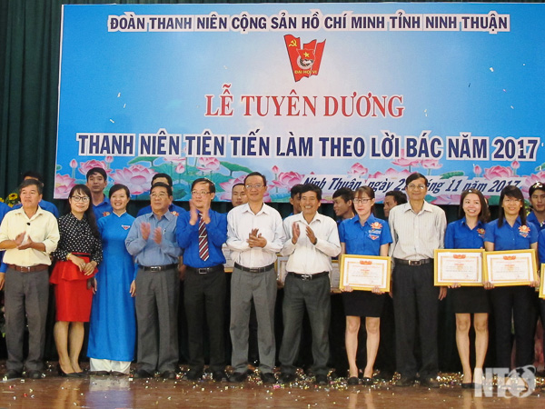 The delegates and outstanding youth at the meeting (Photo: baoninhthuan.com.vn)