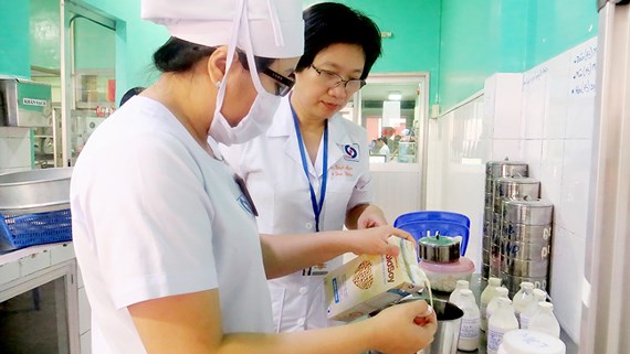 Assoc. Prof. Dr. Ta Thi Tuyet Mai instructs on the use of the product. (Photo: SGGP)