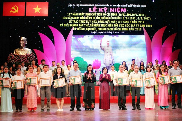 Collectives and individuals honoured for following President Ho Chi Minh’s ideology, morality and style. (Photo: thanhuytphcm.vn)