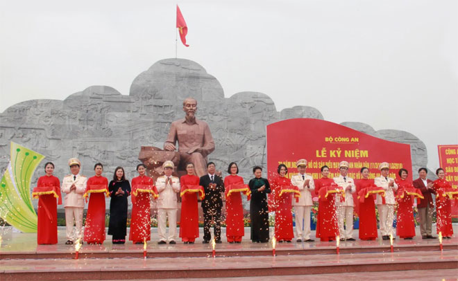 NA Chairwoman Nguyen Thi Kim Ngan and delegates at the commemorative site inauguration ceremony (Photo: cand.com.vn)
