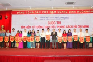 Vinataba honors exemplary followers of President Ho Chi Minh’s teachings