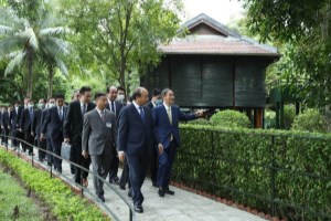 Japanese PM in President Ho Chi Minh Relic during Vietnam visit