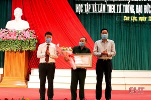 Nghe An: 30 typical of Uncle Ho’s followers honoured in Can Loc ​district