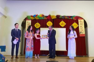 Ambassador presents Vietnamese students stamp marking 110th anniversary of Uncle Ho's arrival in France