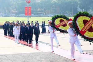 Party and State leaders pay tribute to President Ho Chi Minh on National Day