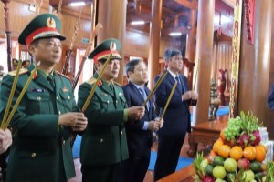 Quang Binh offers incense at Temple of Uncle Ho and Heroic Martyrs