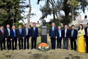 HCMC delegation offers flowers to President Ho Chi Minh in Mexico