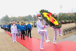 Ministry of Justice Youth Union reports achivements at President Ho Chi Minh's Mausoleum.