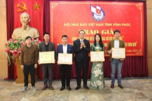 Press award “Uncle Ho and Vinh Phuc”