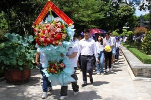 Young overseas Vietnamese pay respect to President Ho Chi Minh in Nghe An