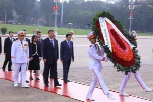 Chinese Party General Secretary and President pays tribute to President Ho Chi Minh