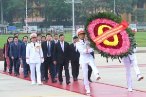 Cambodian PM pays tribute to President Ho Chi Minh and commemorates heroic martyrs