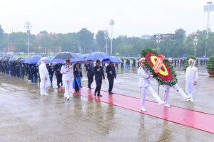 Delegates attending 13th National Congress of VGCL visit President Ho Chi Minh’s Mausoleum