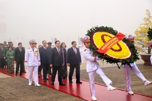 Party, State leaders pay tribute to President Ho Chi Minh at his mausoleum on CPV’s founding anniversary