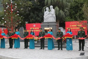 Lieutenant General Nguyen Anh Tuan attends inauguration ceremony of Monument "Uncle Ho with Border Guard soldiers"