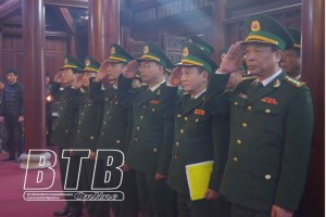Thai Binh Border Guards offer incense and pay tribute to Uncle Ho