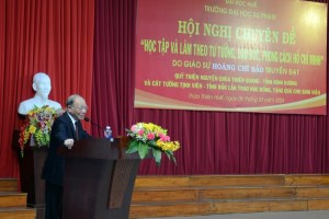Prof. Hoang Chi Bao gives talk about Ho Chi Minh's moral ideology and style