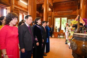 Female officials of State Bank of Vietnam report merits to Uncle Ho