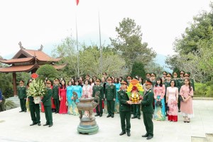 National Defense Academy offers incense to commemorate President Ho Chi Minh