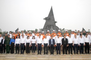 Lai Chau Power Company pays tribute to President Ho Chi Minh at provincial square