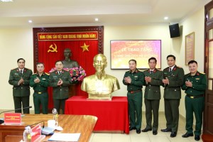 Regiment 375 presented Uncle Ho’s statue