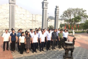 Hung Yen Provincial Party Committee's delegation offers incense to commemorate President Ho Chi Minh