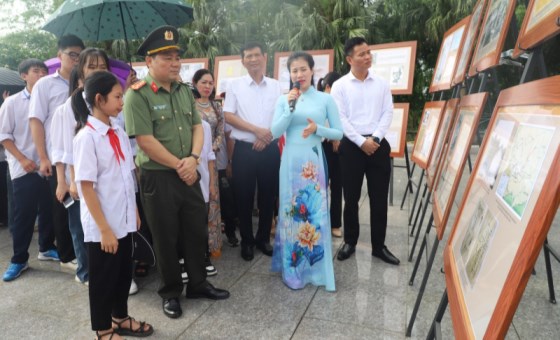 Bac Giang opens exhibition on President Ho Chi Minh with officials and people of all ethnic groups in province