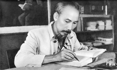 For instance, Jean Lacouture writes that “the Vietnamese leader did not prove to be a theorist, and, in fact, paid no attention to this aspect, and even seemed to be critical of and think little of doctrinal discussions…” As for Ho Chi Minh’s writings, long essays having the nature of general theory were not found, but only a series of concrete political articles of research articles of research, summaries or reports indicating that their author showed a great interest in the world political situation. Therefore, Lacouture considers that Ho Chi Minh’s extraordinary life and achievements came not from original theories, but from his vast learning. He was only “a talented director”, “an outstanding expert.” He also characterizes Ho Chi Minh as “a structural communist”, “because he devoted all his life to “build, mould, and form movements”.