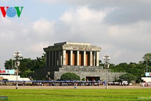 Thousands of people pay homage at President Ho Chi Minh Mausoleum